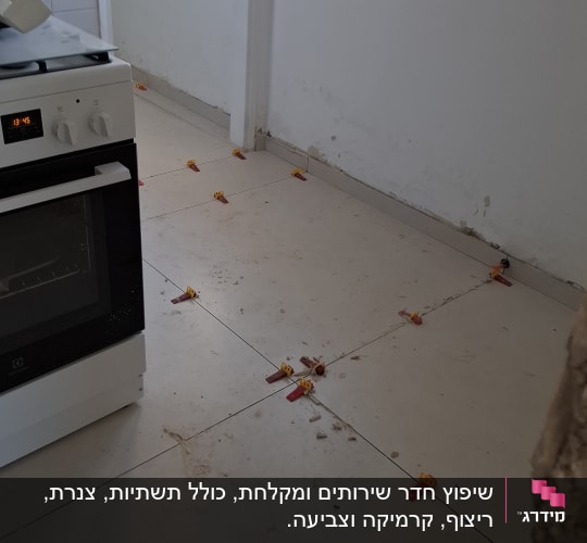 רצפה עם אריחים בתהליך התקנה במטבח
